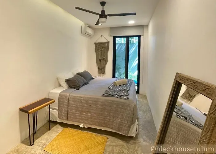Black House Aparthotel *